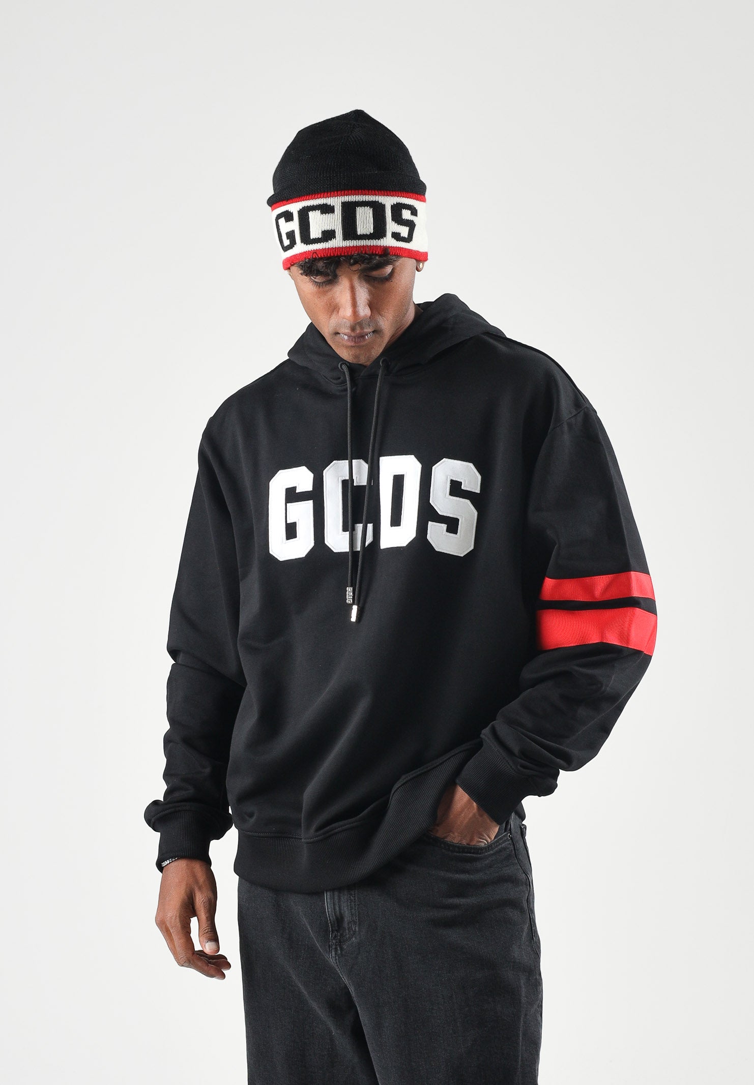 GCDS Felpa con cappuccio LOGO REGULAR nero e rosso per uomo e donna con maxi logo frontale Z0MLQE141F004 999R GCDS 