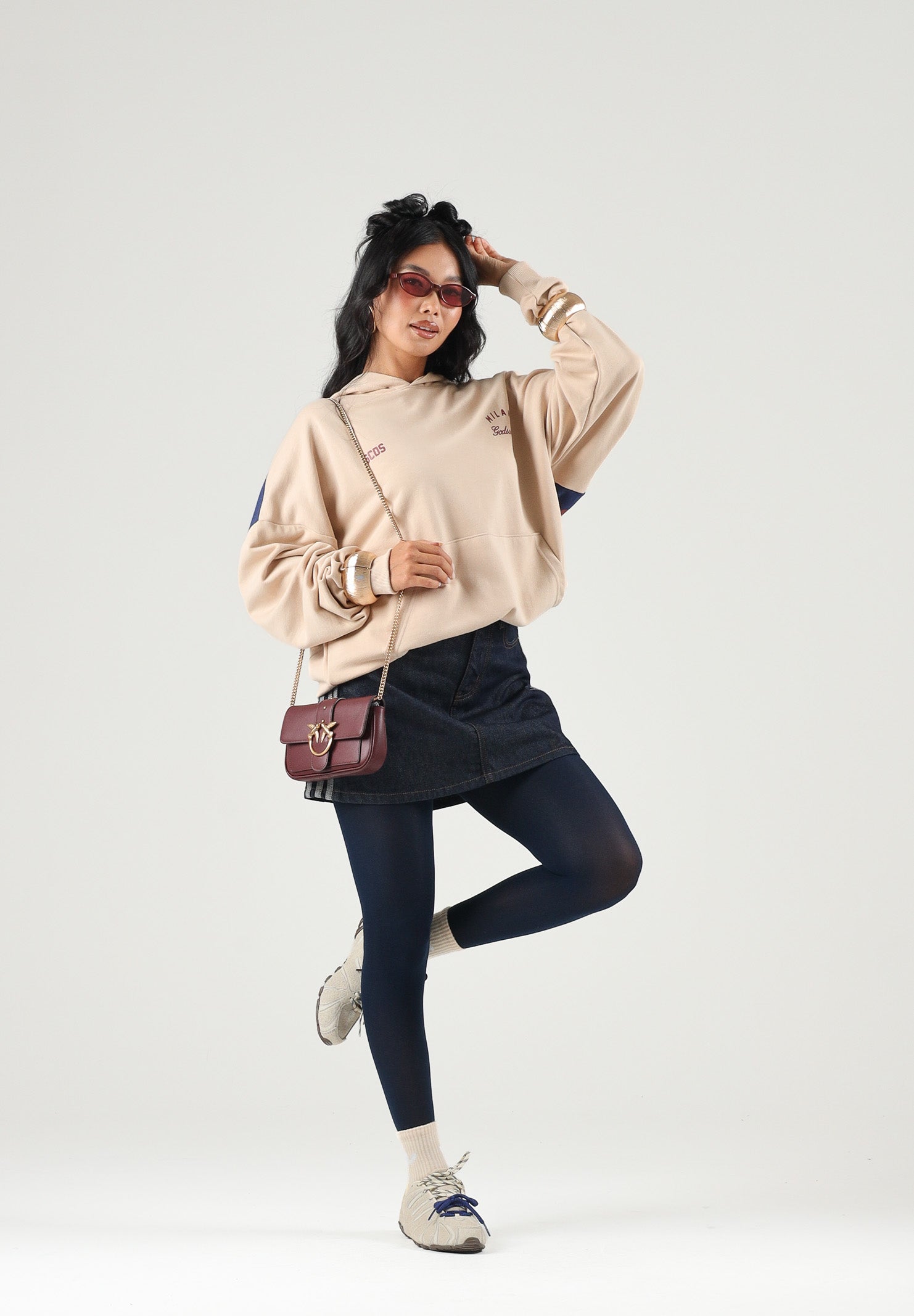 GCDS Felpa con cappuccio HOODIE WITH STRIPES beige per uomo e donna con bande blu sulle spalle. Z0MLQE213F245 379E GCDS 