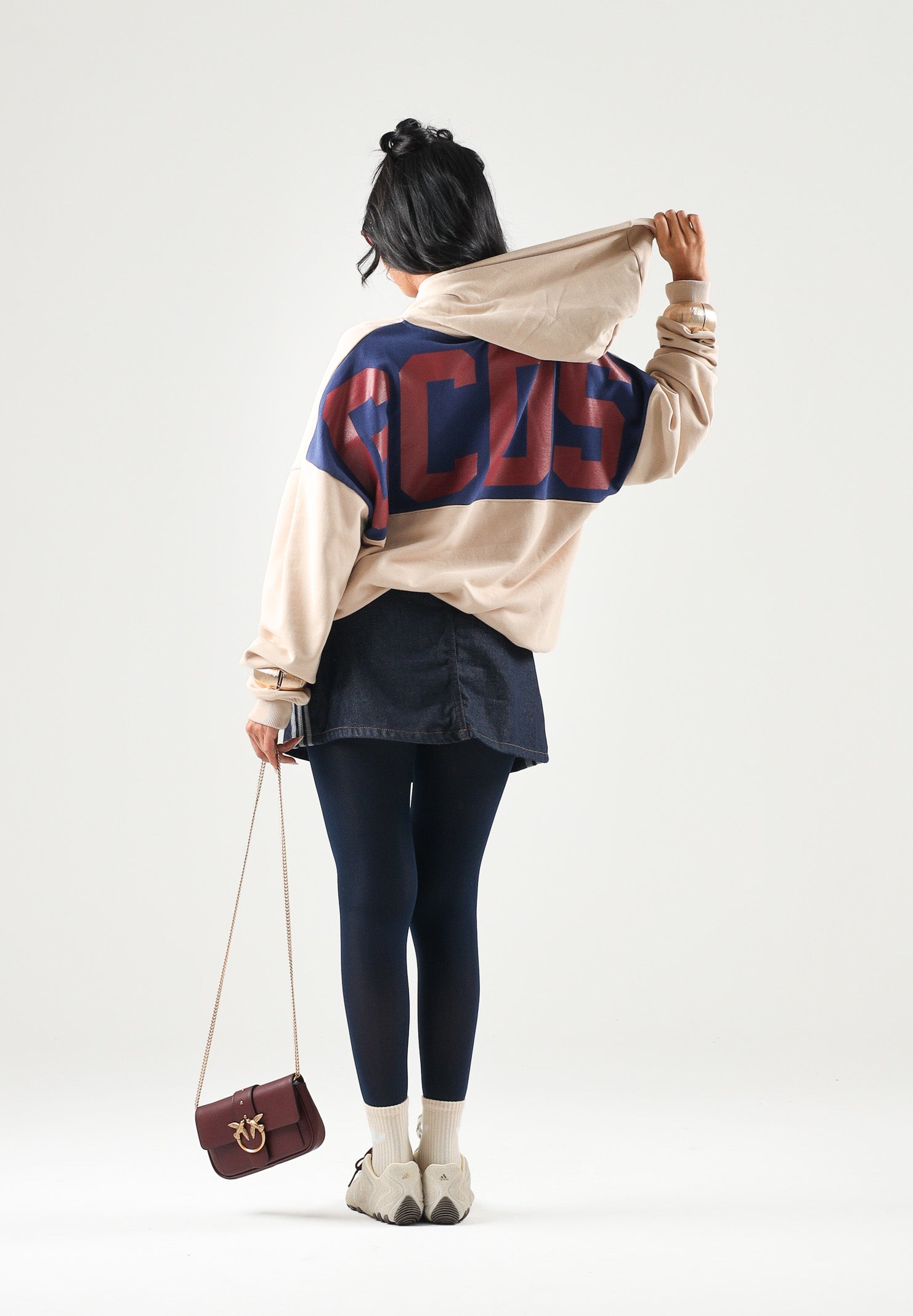 GCDS Felpa con cappuccio HOODIE WITH STRIPES beige per uomo e donna con bande blu sulle spalle. Z0MLQE213F245 379E GCDS 