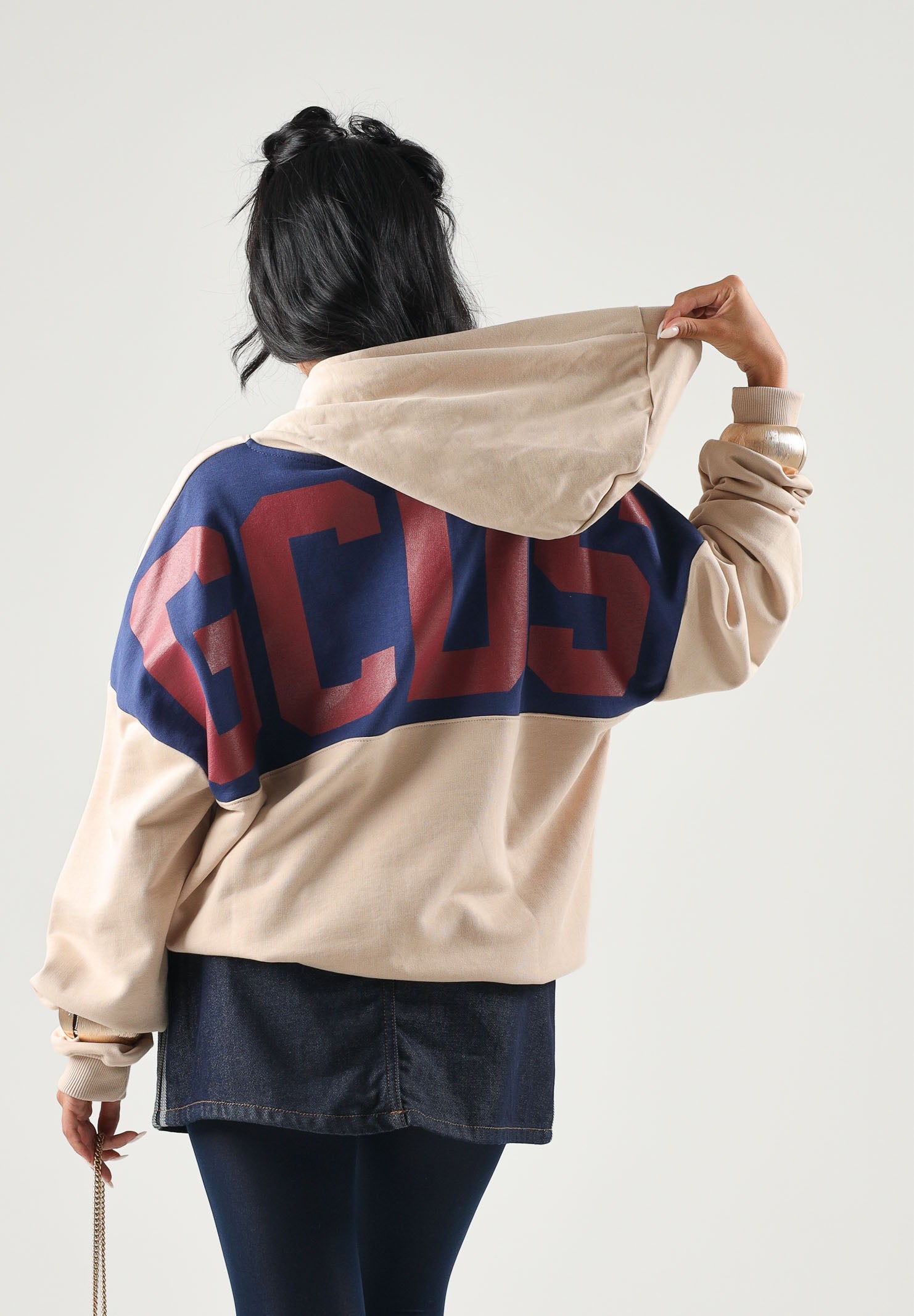 GCDS Felpa con cappuccio HOODIE WITH STRIPES beige per uomo e donna con bande blu sulle spalle. Z0MLQE213F245 379E GCDS 