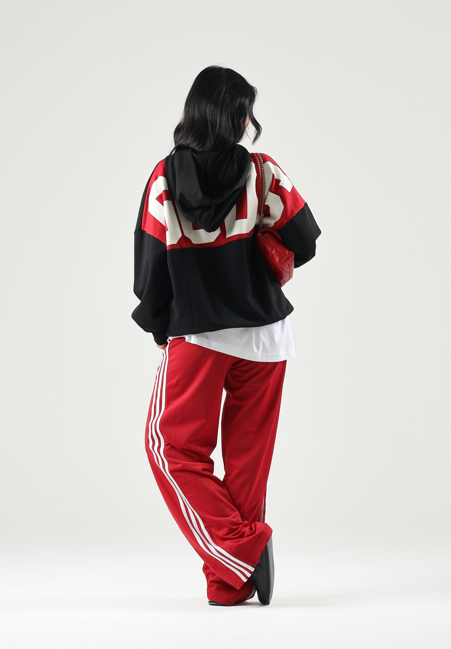 GCDS Felpa con cappuccio HOODIE WITH STRIPES nera per uomo e donna con bande rosse sulle spalle. Z0MLQE213F245 999R GCDS 