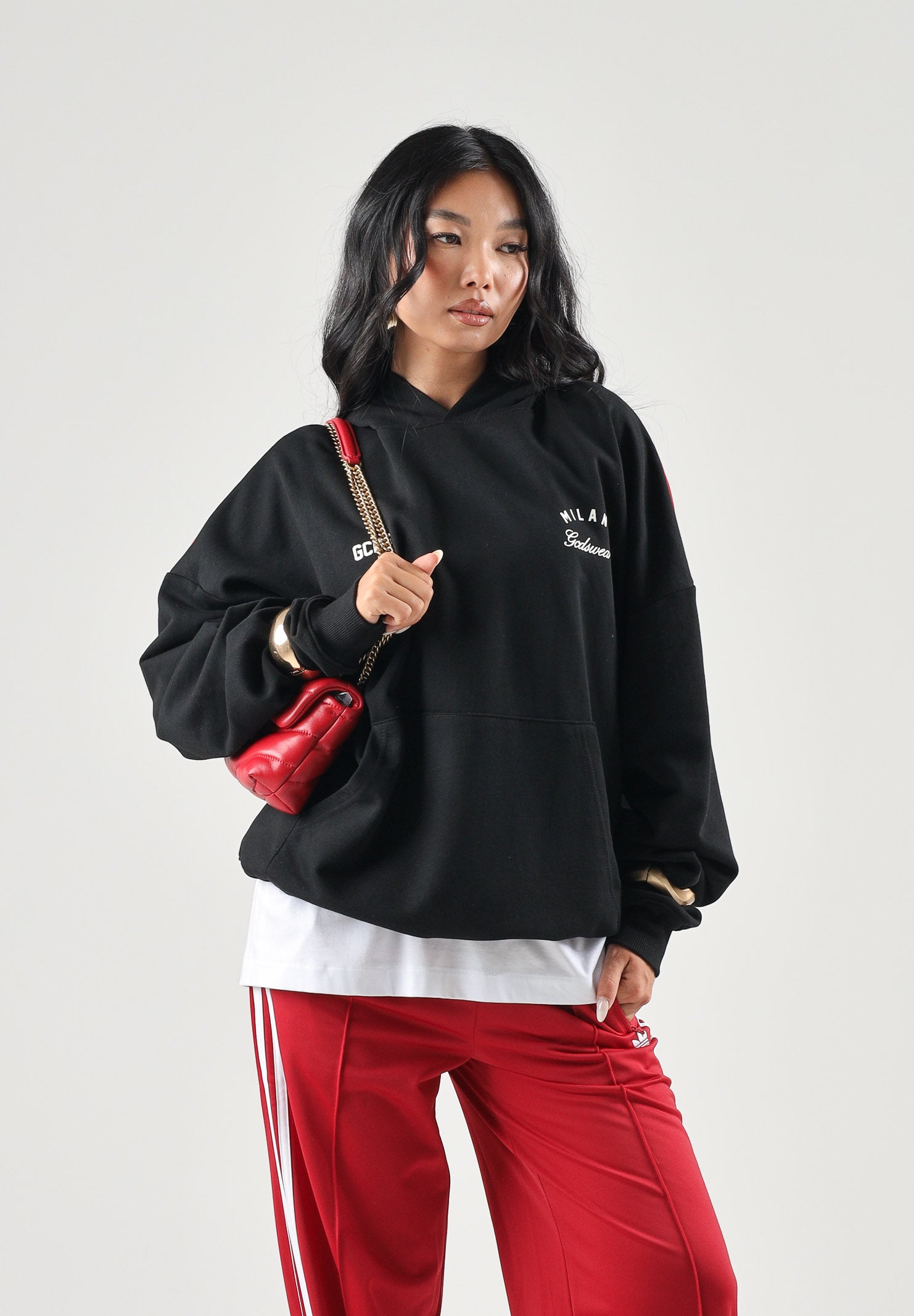 GCDS Felpa con cappuccio HOODIE WITH STRIPES nera per uomo e donna con bande rosse sulle spalle. Z0MLQE213F245 999R GCDS 