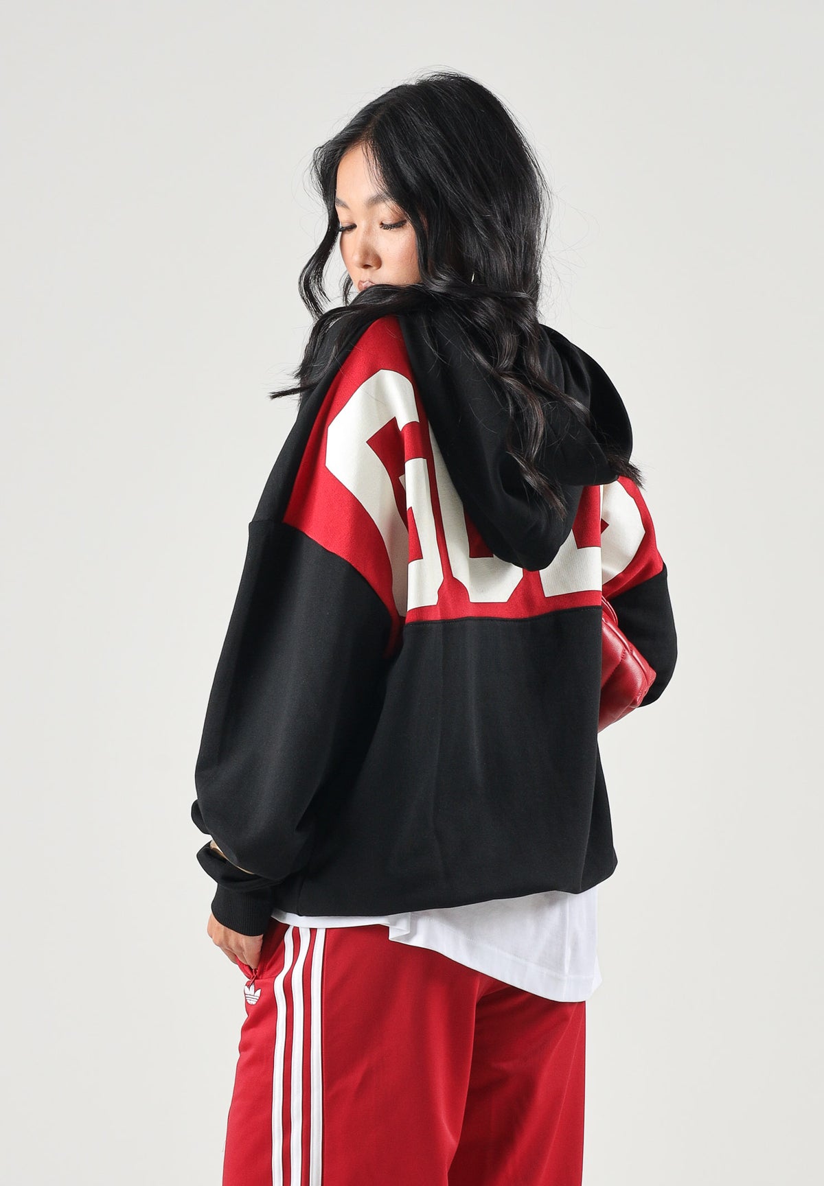 GCDS Felpa con cappuccio HOODIE WITH STRIPES nera per uomo e donna con bande rosse sulle spalle. Z0MLQE213F245 999R GCDS 
