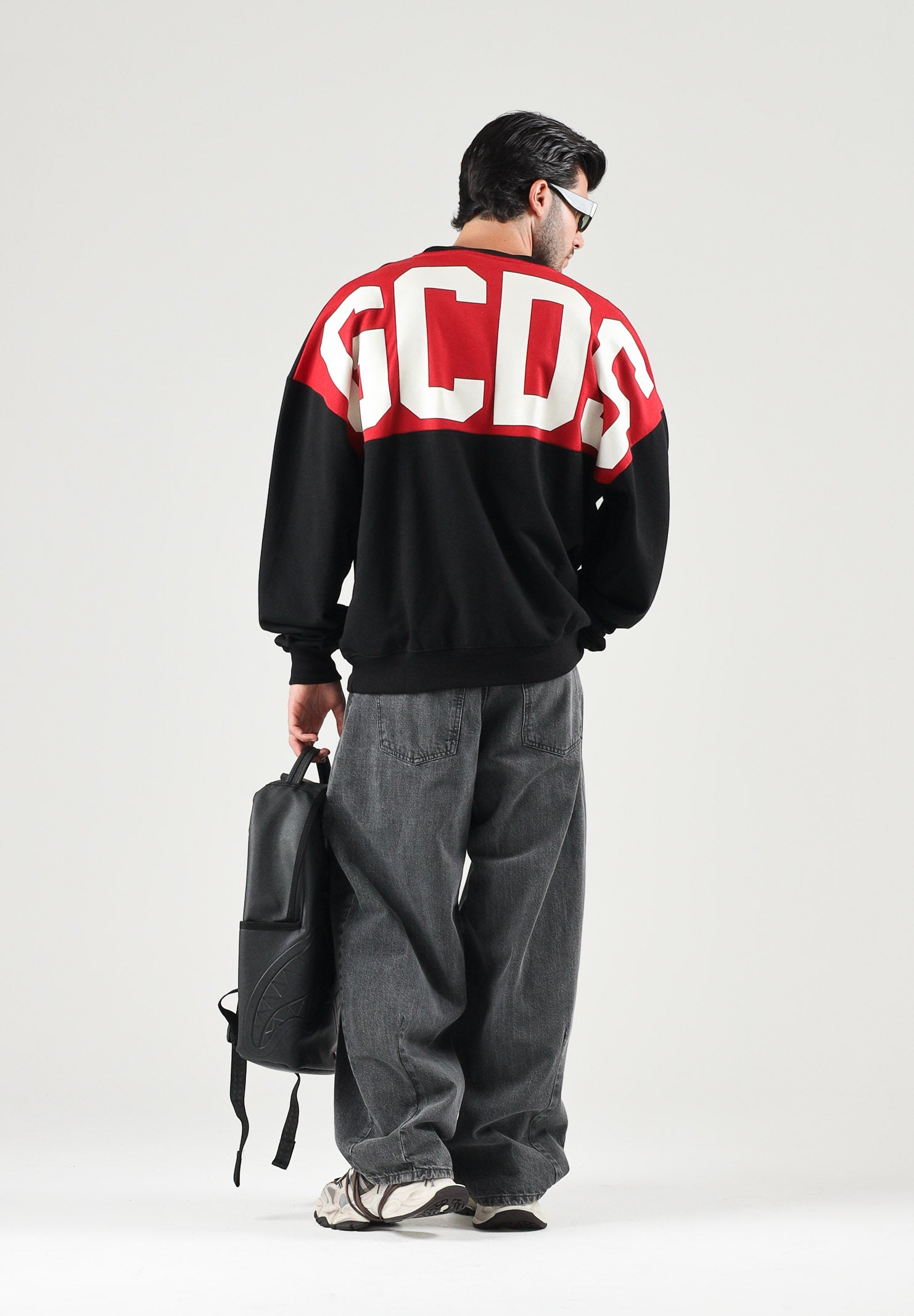 GCDS Felpa girocollo CREWNECK nera per uomo e donna con piccolo logo ricamato sul petto. Z0MLQE215F245 999R GCDS 