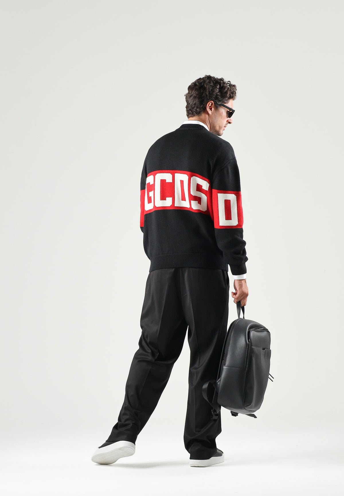 GCDS Maglia girocollo nero e rosso per uomo e donna con maxi logo intarsiato sulla fascia a contrasto. Z0MLQF150K155 999R GCDS 