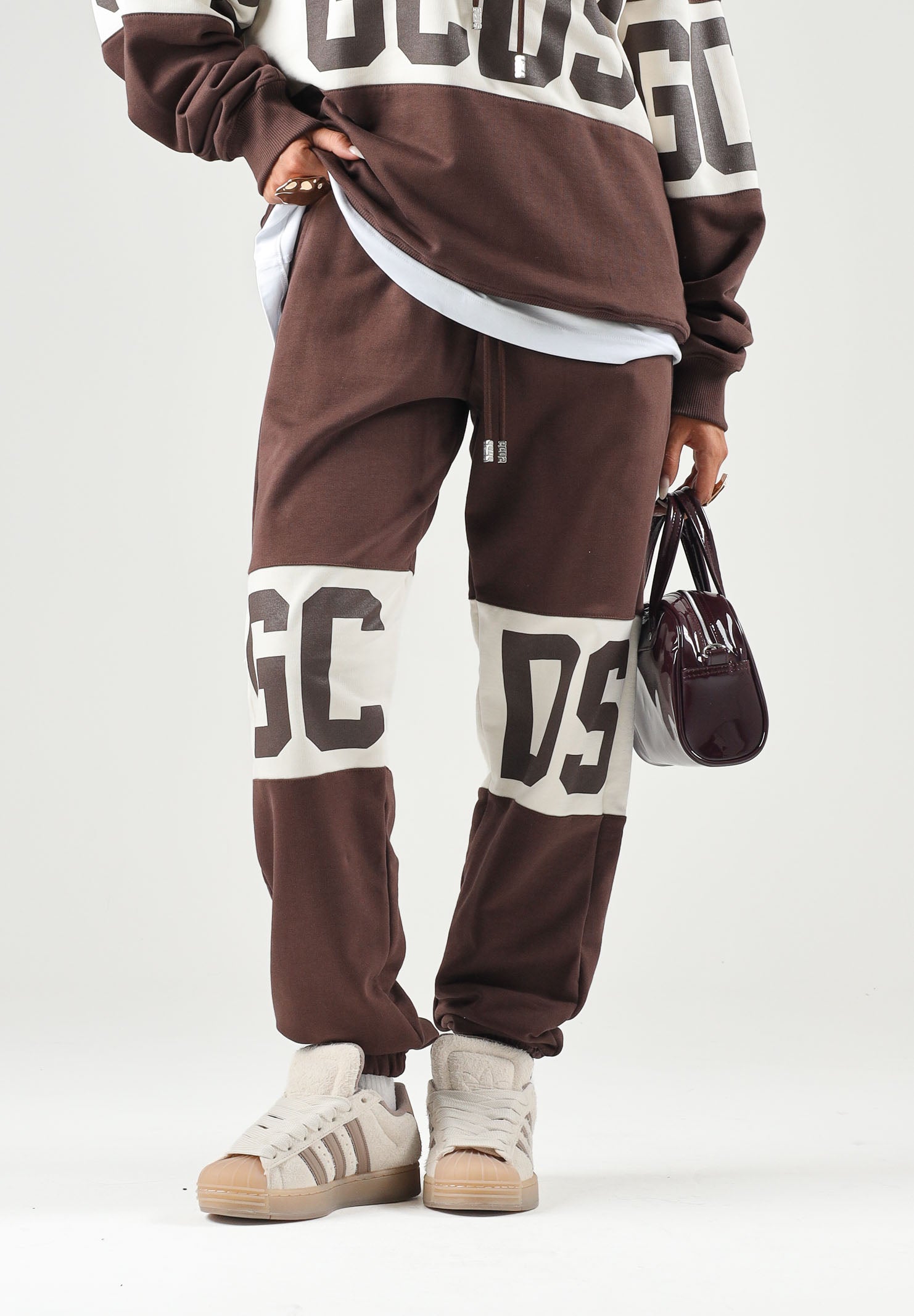 GCDS Pantaloni COLOUR-BLOCK LOGO  french roast marrone per uomo e donna con banda bicolore sulle ginocchia Z0MLQI209F004 387U GCDS 