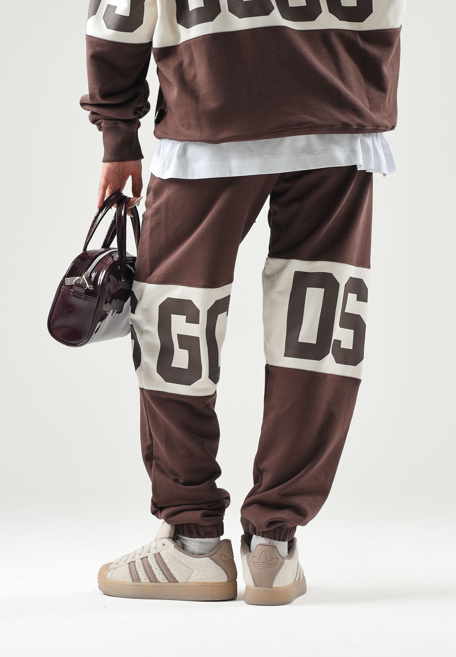 GCDS Pantaloni COLOUR-BLOCK LOGO  french roast marrone per uomo e donna con banda bicolore sulle ginocchia Z0MLQI209F004 387U GCDS 