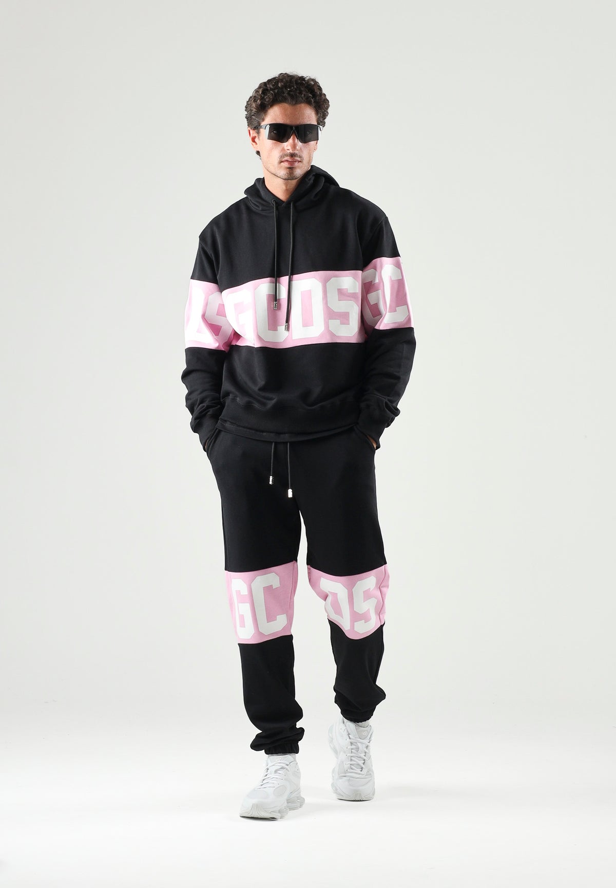 GCDS Pantaloni neri-rosa per uomo e donna con coulisse in vita e logo stampato. Z0MLQI209F004 999P GCDS 