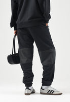 GCDS Pantaloni neri da uomo con maxi logo frontale Z0MLQI211F004 999B GCDS 