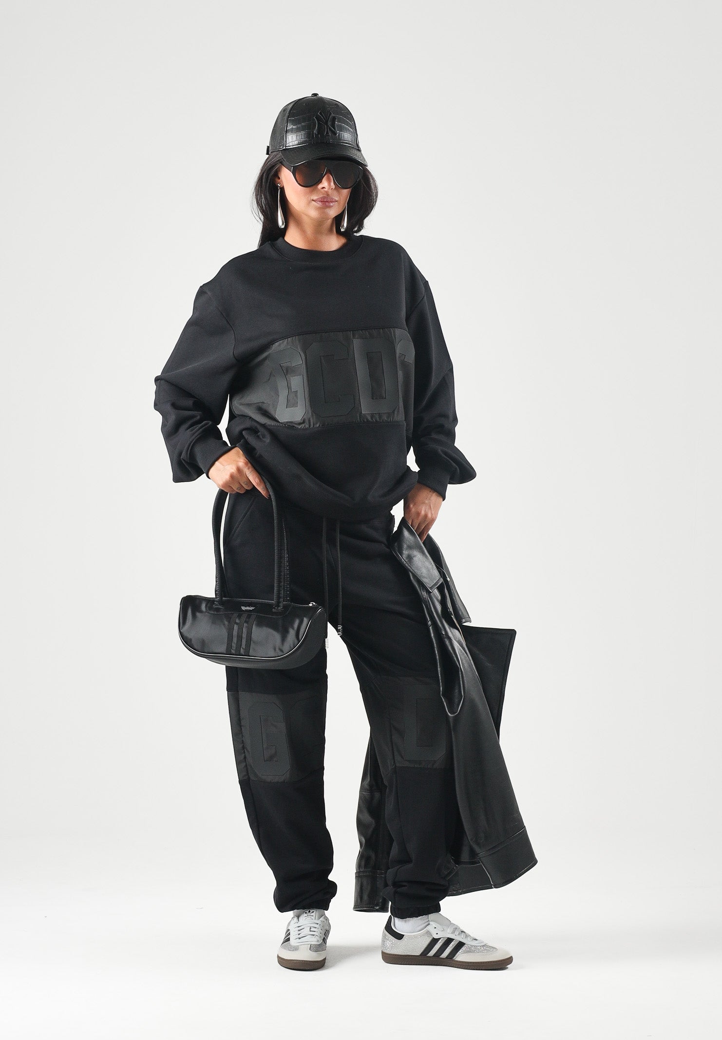 GCDS Pantaloni neri per uomo e donna  con maxi logo frontale Z0MLQI211F004 999B GCDS 