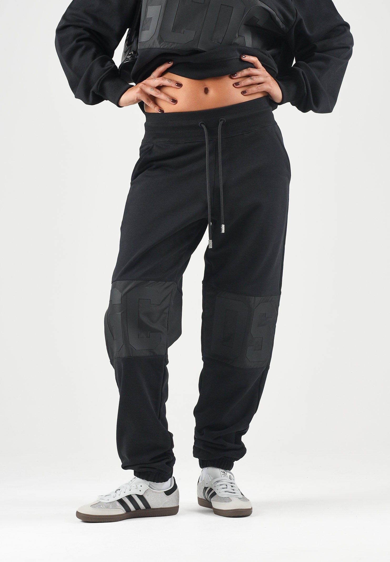 GCDS Pantaloni neri da uomo con maxi logo frontale Z0MLQI211F004 999B GCDS 