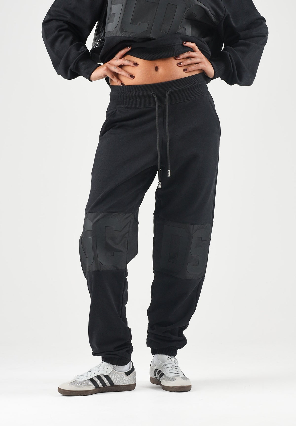 GCDS Pantaloni neri da uomo con maxi logo frontale Z0MLQI211F004 999B GCDS 