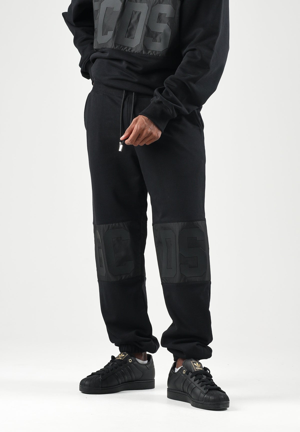 GCDS Pantaloni neri per uomo e donna  con maxi logo frontale Z0MLQI211F004 999B GCDS 
