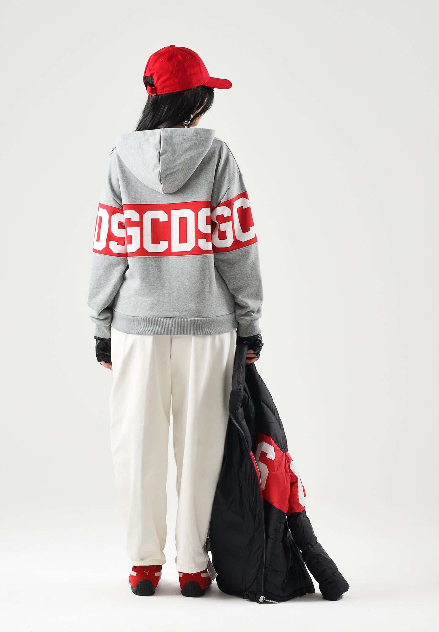 GCDS Felpa con cappuccio neutral gray-red per donna, ragazzi e bambini con banda orizzontale a contrasto rosso-bianca Z0UJQE583F004 953R GCDS 