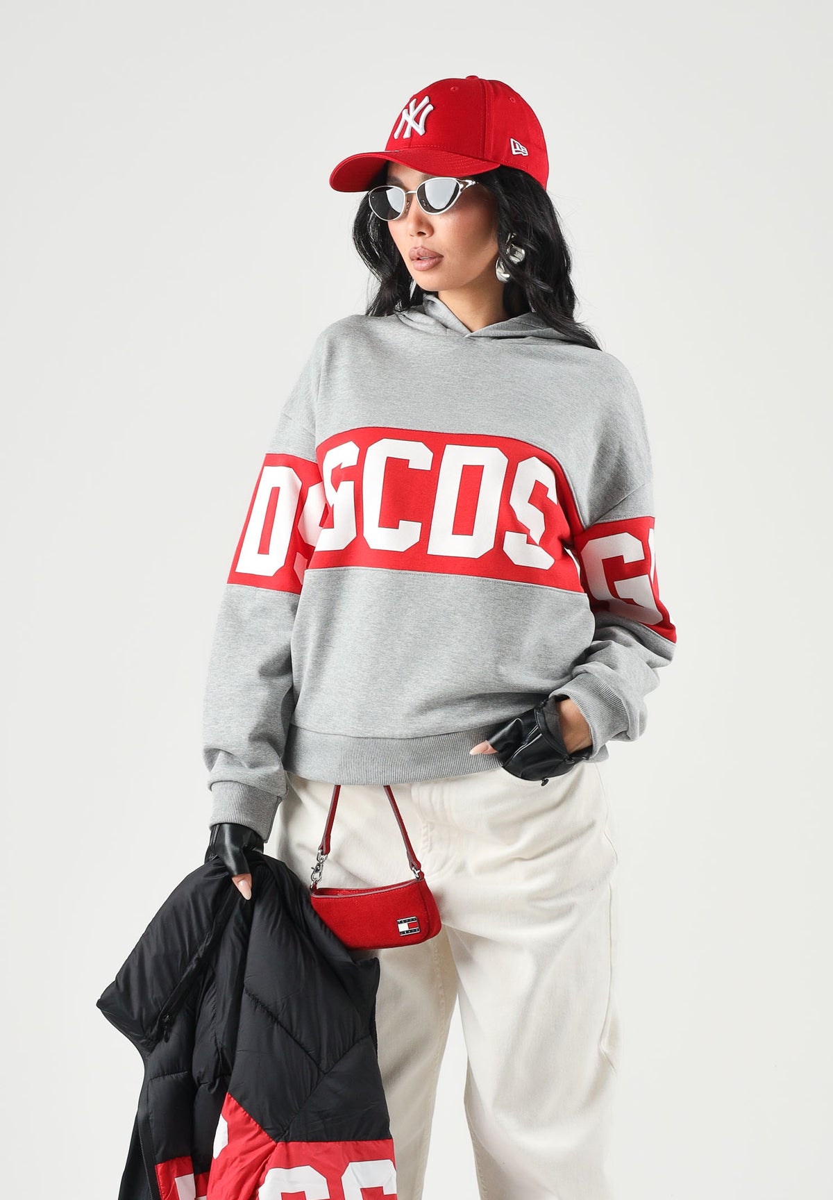 GCDS Felpa con cappuccio neutral gray-red per donna, ragazzi e bambini con banda orizzontale a contrasto rosso-bianca Z0UJQE583F004 953R GCDS 