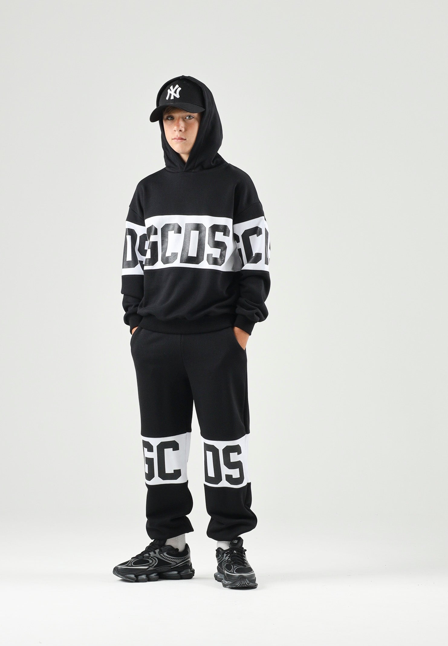 GCDS Felpa con cappuccio Band Logo black-white, nera e bianca per donna, ragazzi e bambini con logo iconico Z0UJQE583F004 999A GCDS 