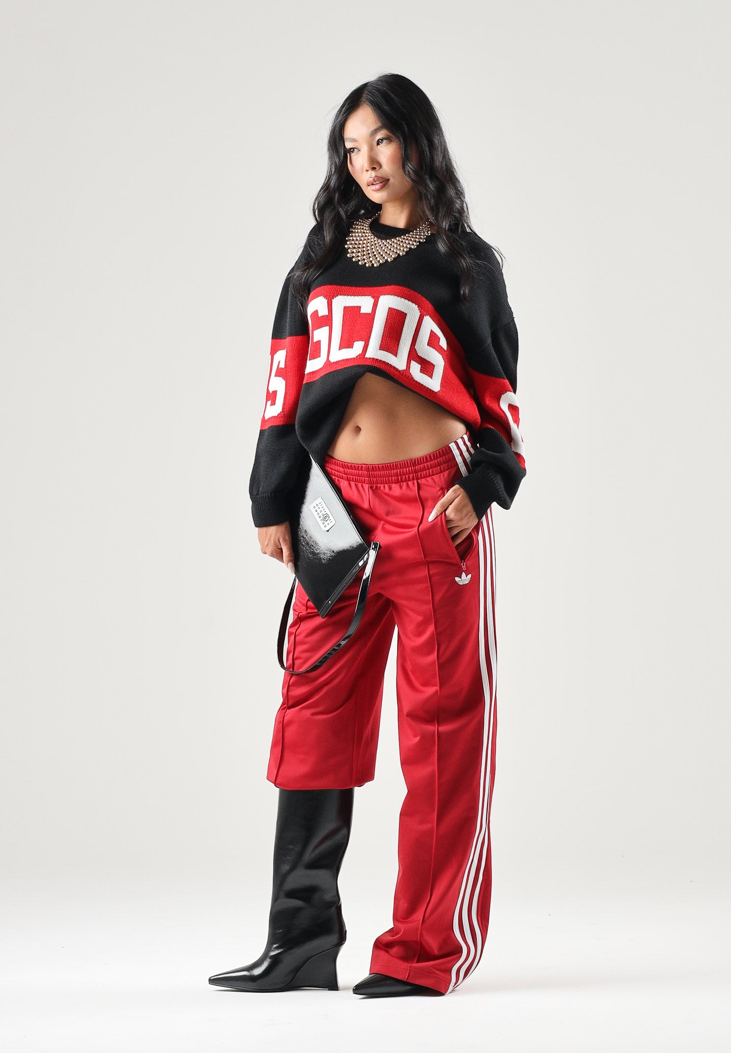 GCDS Maglia girocollo nera e rossa per donna, ragazzi e bambini con logo frontale Z0UJQF621K347 999R GCDS 