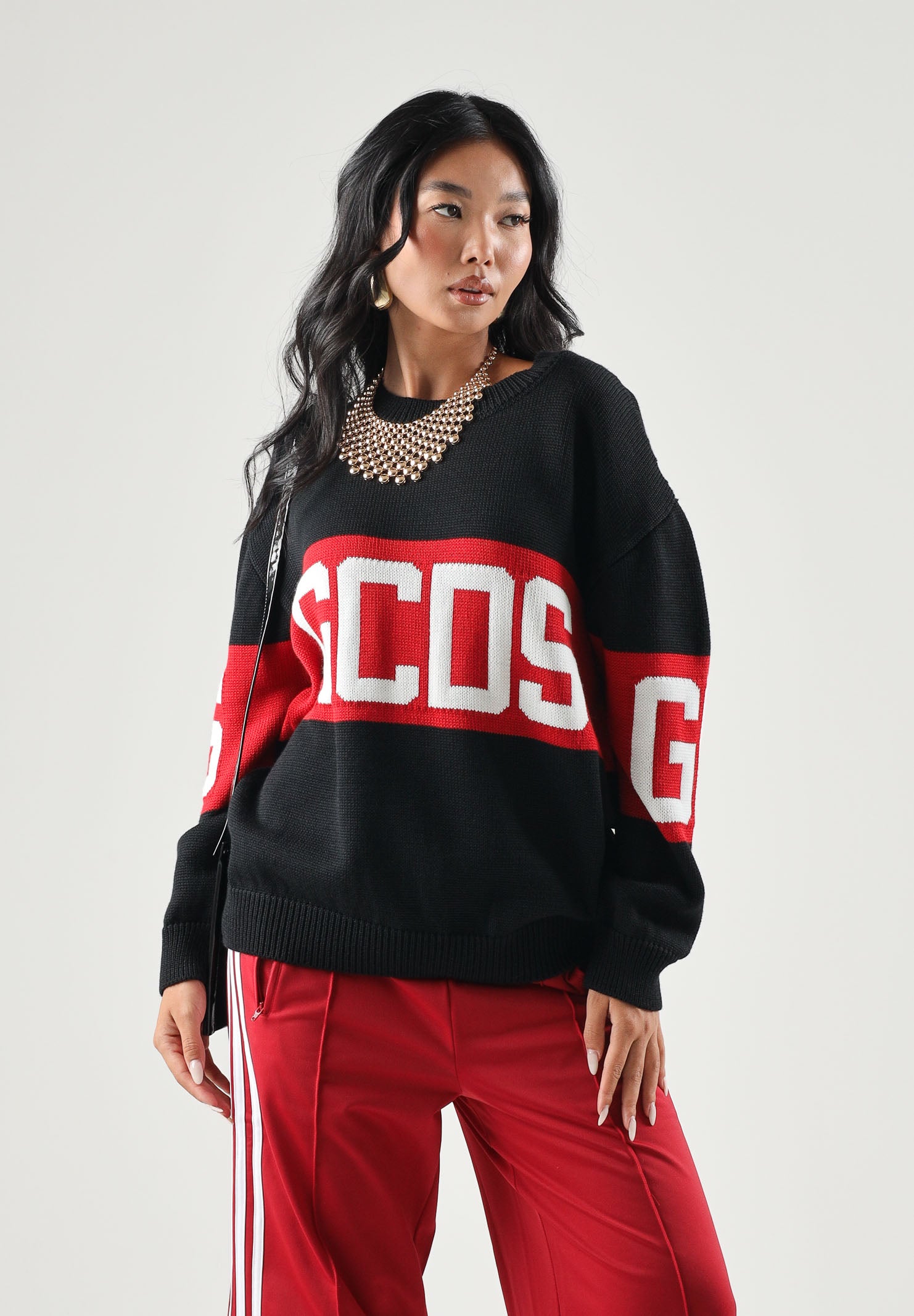 GCDS Maglia girocollo nera e rossa per donna, ragazzi e bambini con logo frontale Z0UJQF621K347 999R GCDS 