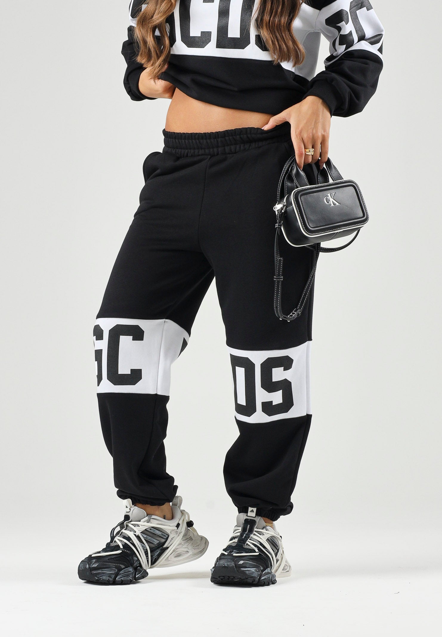 GCDS Pantaloni BAND LOGO TRACK PANTS nero per donna, ragzzi e bambini con fascia e maxi logo GCDS a contrasto. Z0UJQI588F004 999A GCDS 
