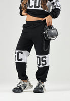 GCDS Pantaloni BAND LOGO TRACK PANTS nero per donna, ragzzi e bambini con fascia e maxi logo GCDS a contrasto. Z0UJQI588F004 999A GCDS 