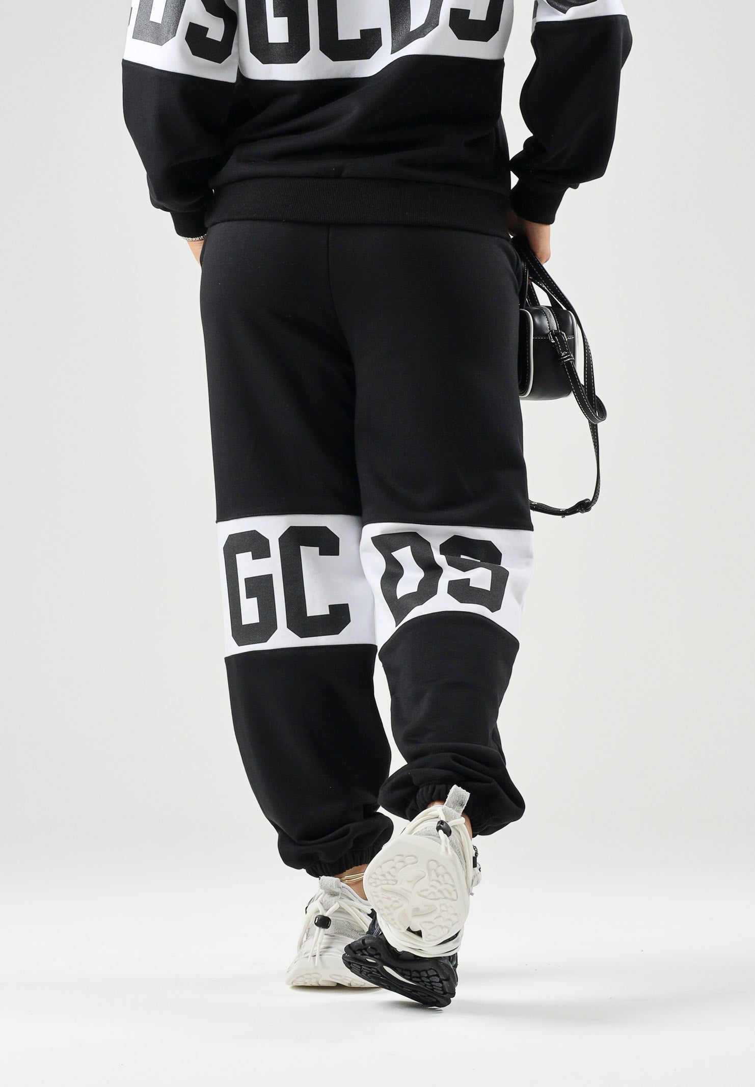 GCDS Pantaloni BAND LOGO TRACK PANTS nero per donna, ragzzi e bambini con fascia e maxi logo GCDS a contrasto. Z0UJQI588F004 999A GCDS 