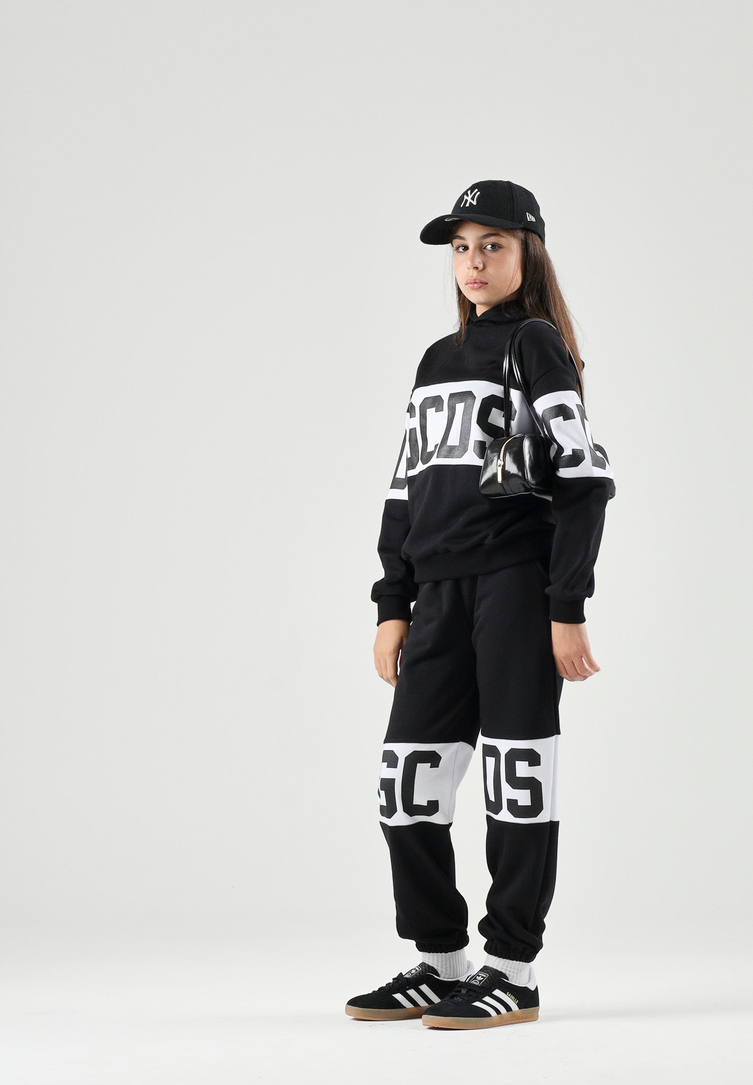 GCDS Pantaloni BAND LOGO TRACK PANTS nero per donna, ragzzi e bambini con fascia e maxi logo GCDS a contrasto. Z0UJQI588F004 999A GCDS 