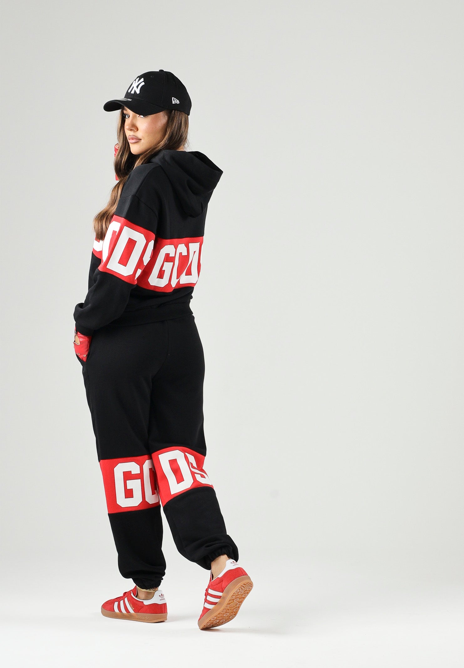 GCDS Pantaloni BAND LOGO TRACK PANTS nero/rosso per donna, ragazzi e bambini con maxi logo GCDS a contrasto. Z0UJQI588F004 999R GCDS 