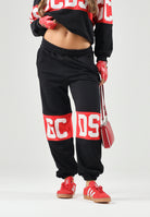 GCDS Pantaloni BAND LOGO TRACK PANTS nero/rosso per donna, ragazzi e bambini con maxi logo GCDS a contrasto. Z0UJQI588F004 999R GCDS 