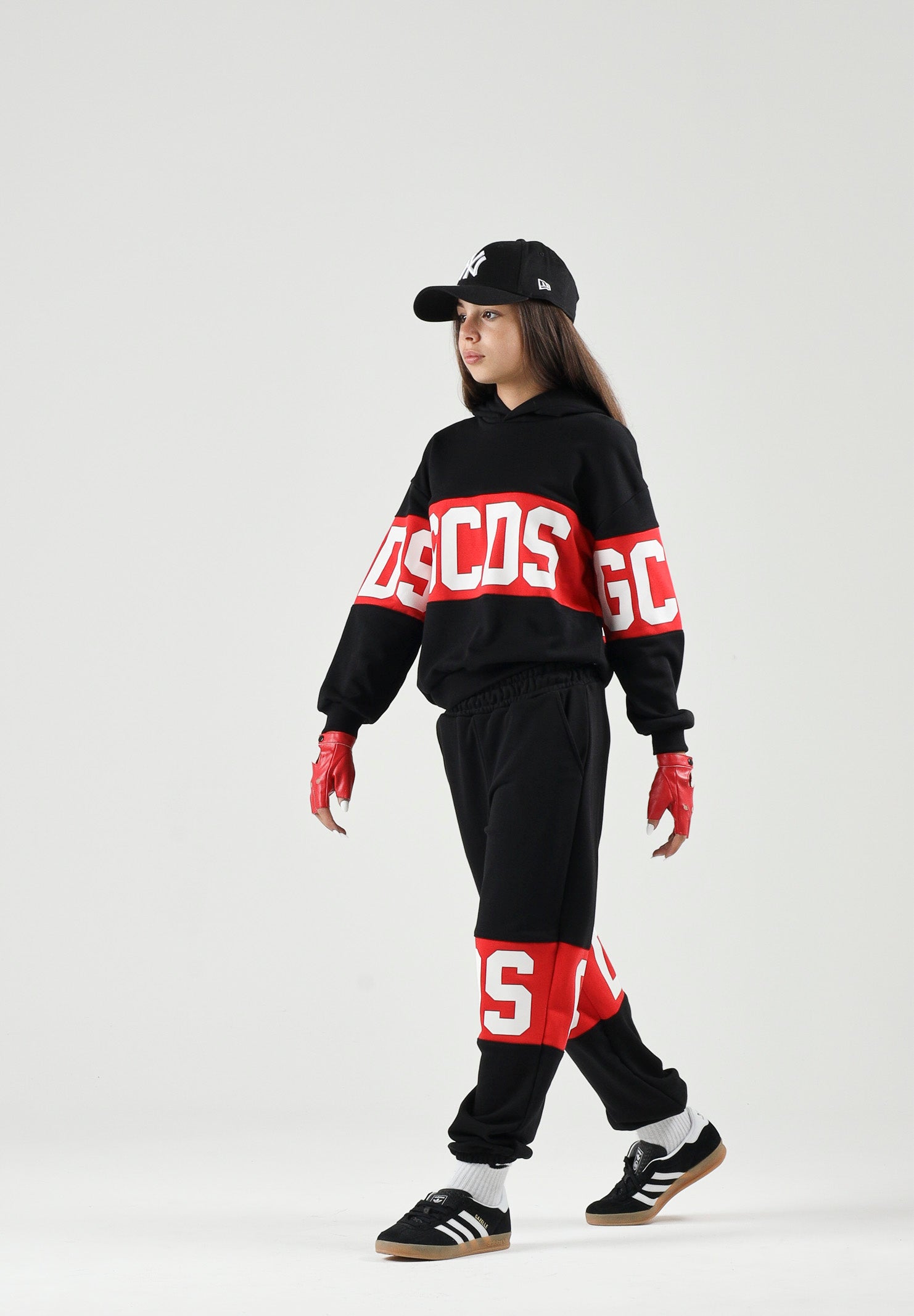 GCDS Pantaloni BAND LOGO TRACK PANTS nero/rosso per donna, ragazzi e bambini con maxi logo GCDS a contrasto. Z0UJQI588F004 999R GCDS 