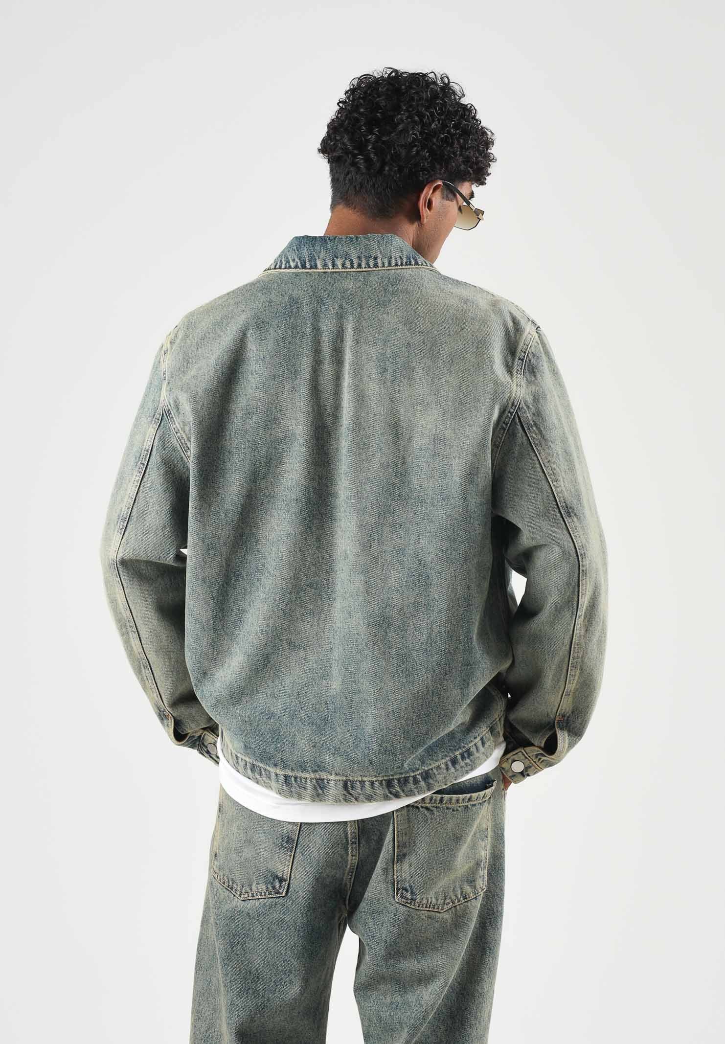 I'M BRIAN Camicia in denim sabbiato blu denim medio da uomo, con colletto classico, chiusura frontale con bottoni, maniche lunghe e tasche applicate sul petto. CA3853 0028 I'M BRIAN 