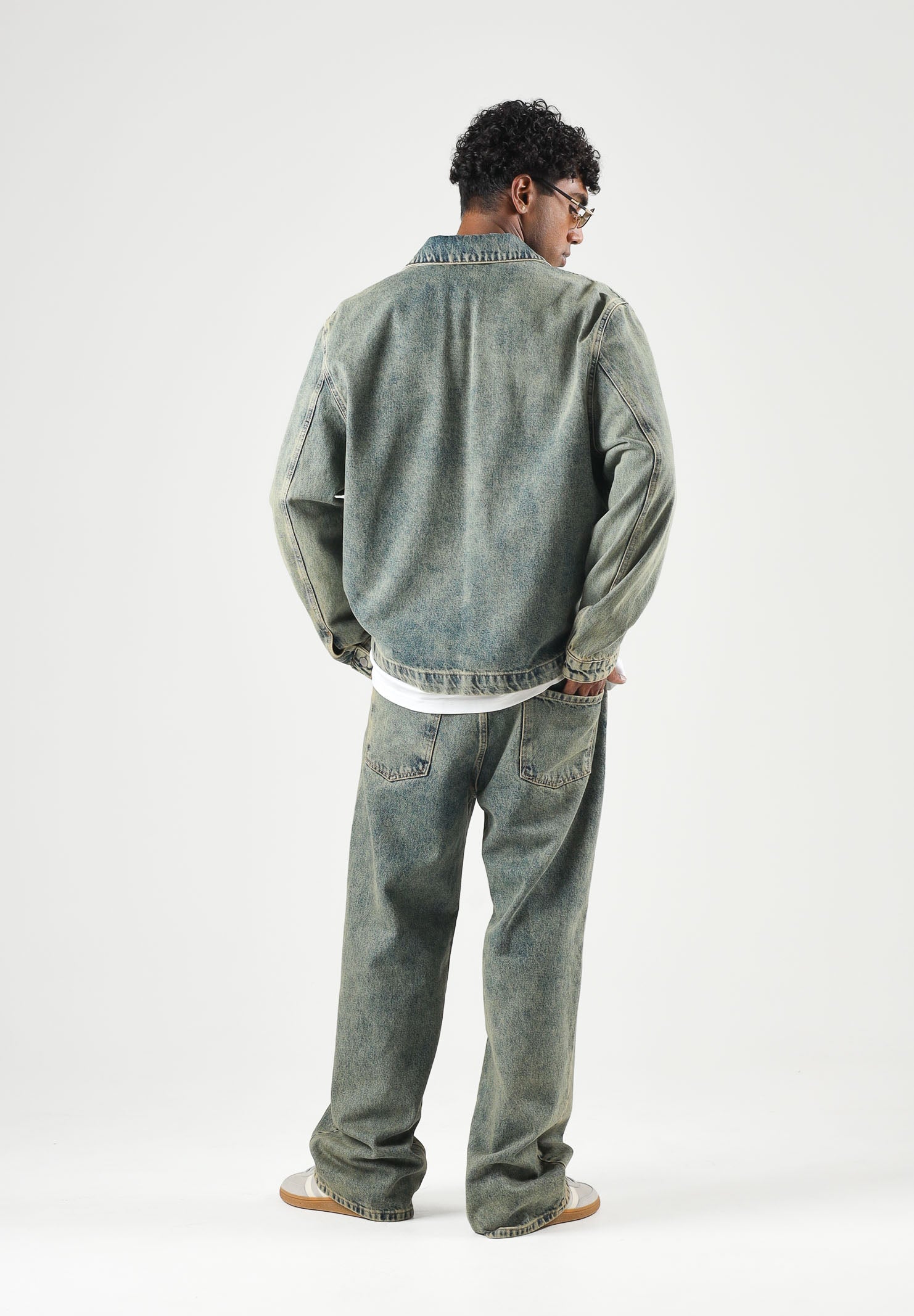 I'M BRIAN Camicia in denim sabbiato blu denim medio da uomo, con colletto classico, chiusura frontale con bottoni, maniche lunghe e tasche applicate sul petto. CA3853 0028 I'M BRIAN 