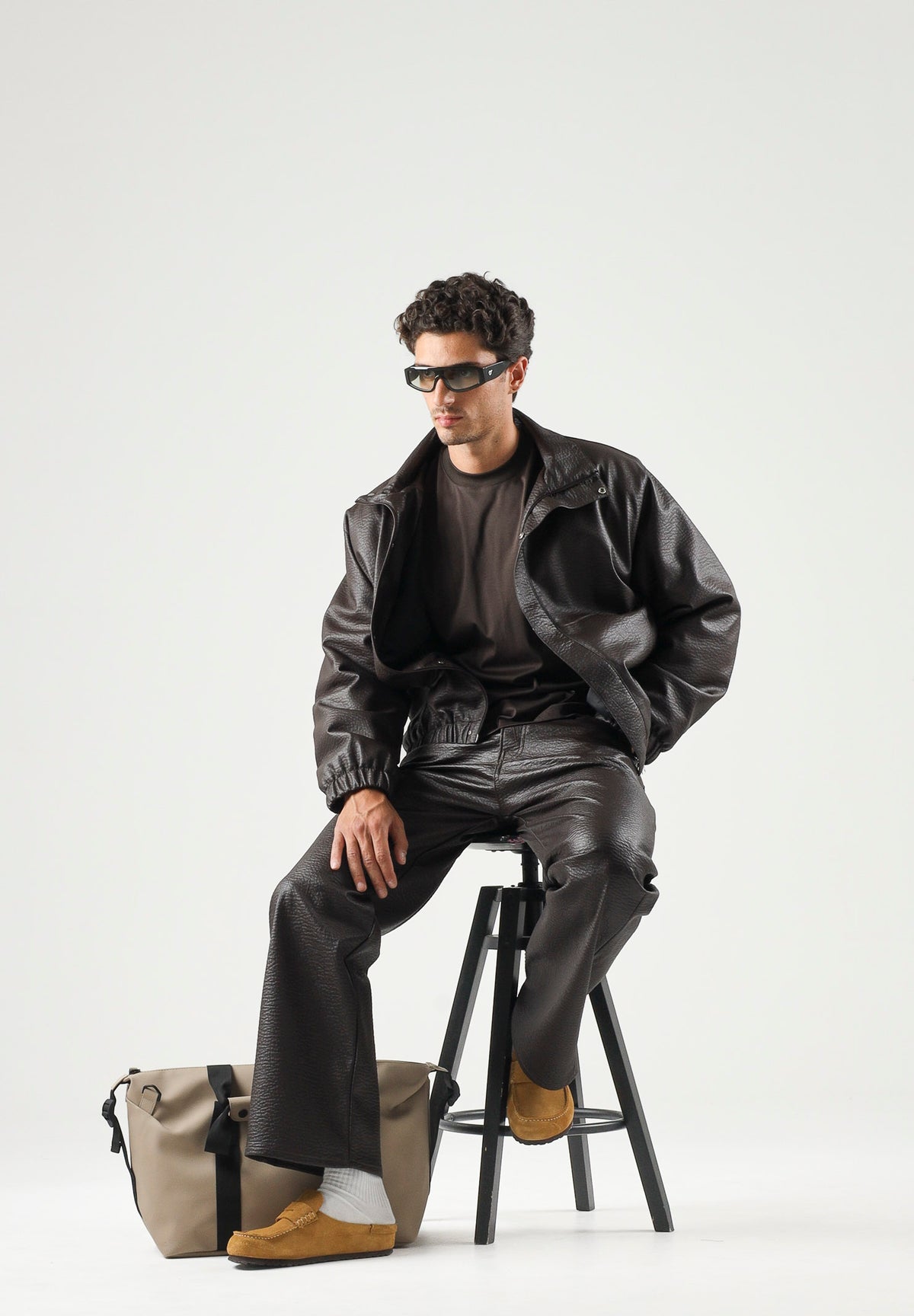 I'M BRIAN Giubbotto in eco-pelle moro/ marrone per uomo con collo alto e linee pulite d'ispirazione urban. GIU3878 020 I'M BRIAN 