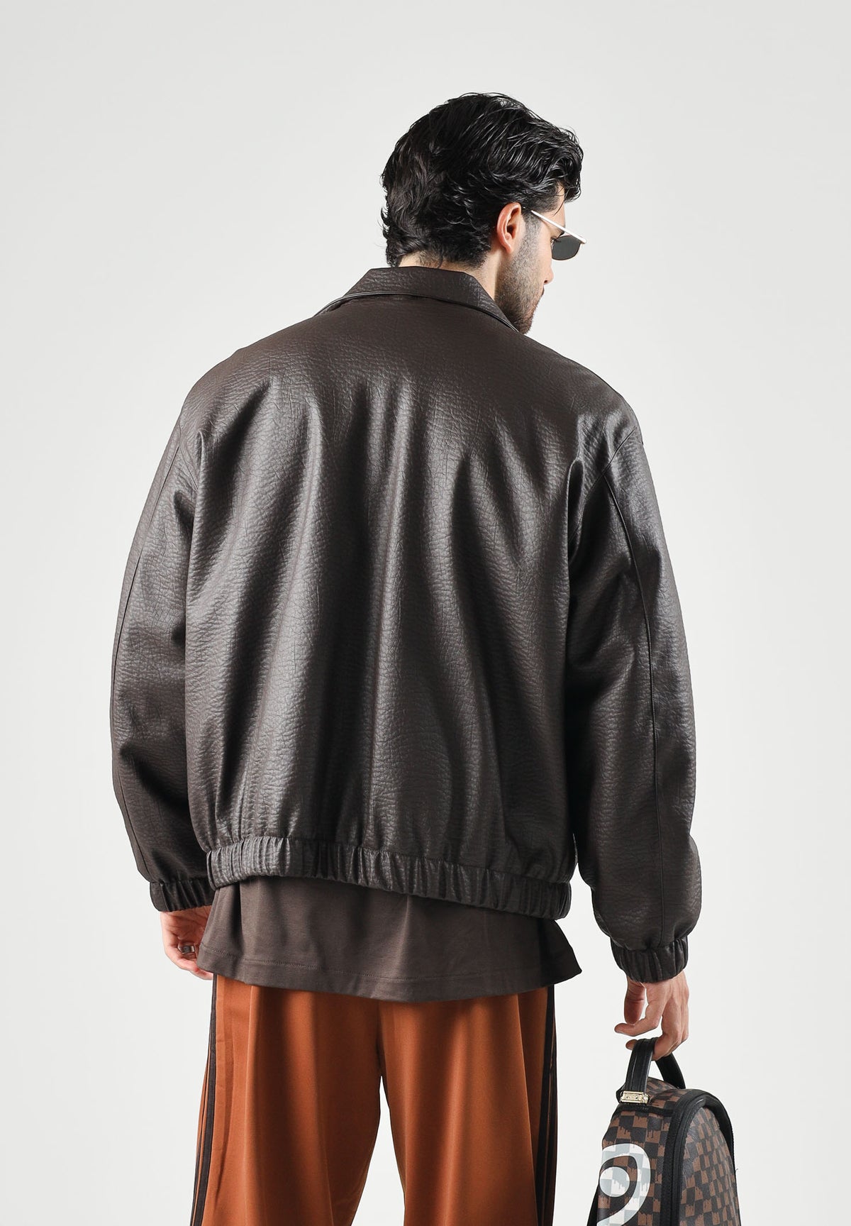 I'M BRIAN Giubbotto in eco-pelle moro/ marrone per uomo con collo alto e linee pulite d'ispirazione urban. GIU3878 020 I'M BRIAN 