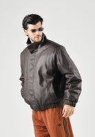 I'M BRIAN Giubbotto in eco-pelle moro/ marrone per uomo con collo alto e linee pulite d'ispirazione urban. GIU3878 020 I'M BRIAN 