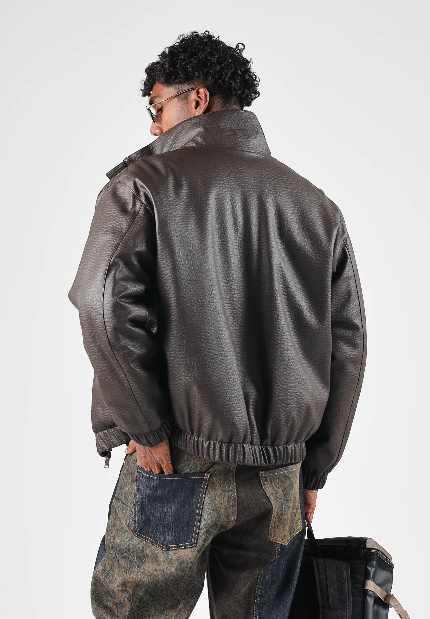 I'M BRIAN Giubbotto in eco-pelle moro/ marrone per uomo con collo alto e linee pulite d'ispirazione urban. GIU3878 020 I'M BRIAN 
