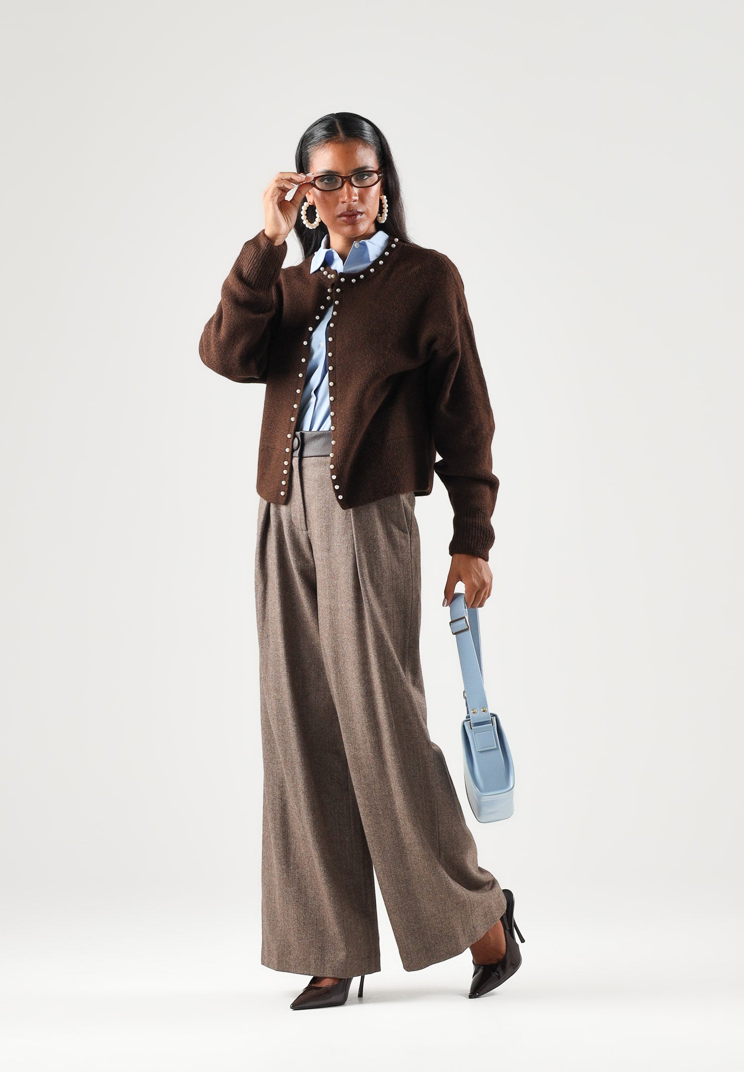 JDY Cardigan corto  JDYEMMALI marrone per donna con profili perlati a contrasto e girocollo. 15376584 COBE JDY 