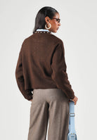 JDY Cardigan corto  JDYEMMALI marrone per donna con profili perlati a contrasto e girocollo. 15376584 COBE JDY 