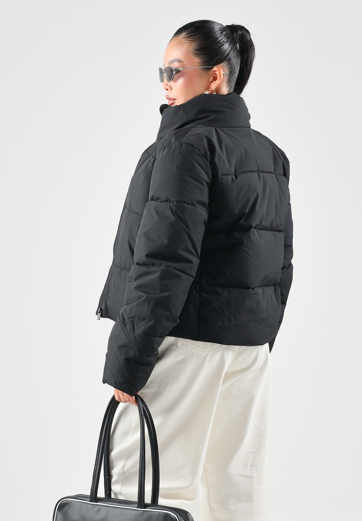 JDY Piumino nero da donna con collo alto imbottito e chiusura con zip integrale 15376707 BL JDY 