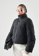 JDY Piumino nero da donna con collo alto imbottito e chiusura con zip integrale 15376707 BL JDY 