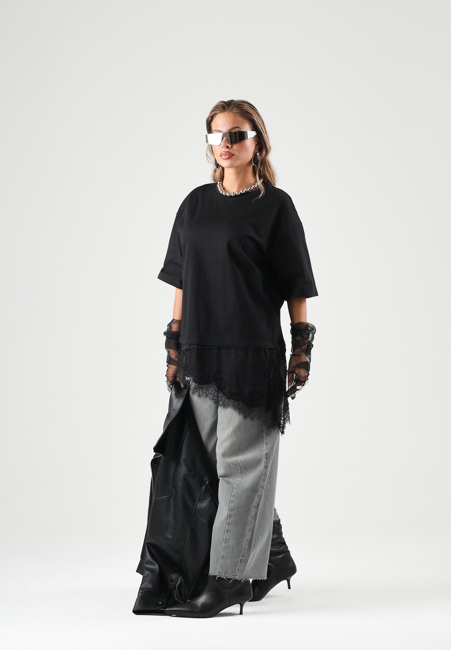 JDY T-shirt manica corta nera per donna con fondo asimmetrico rifinito con inserto in pizzo trasparente 15384230 BL JDY 