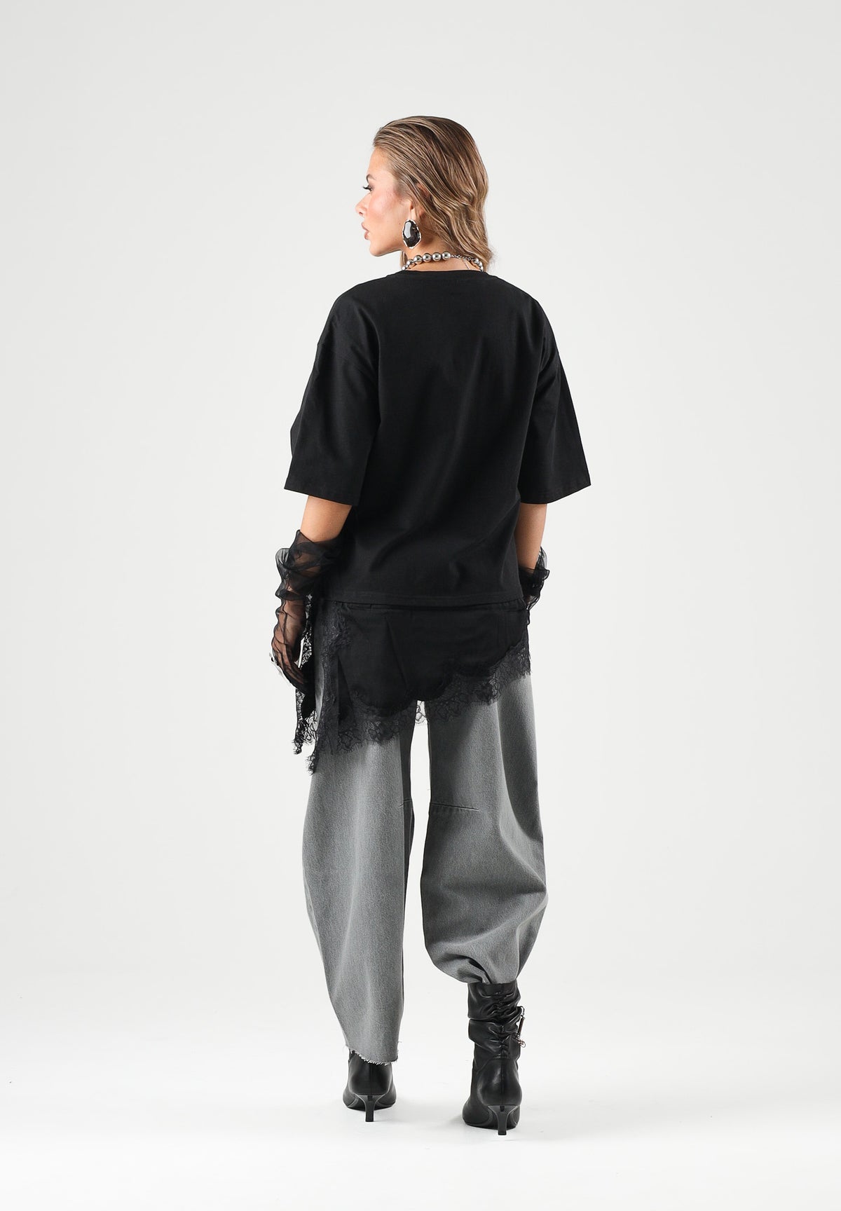 JDY T-shirt manica corta nera per donna con fondo asimmetrico rifinito con inserto in pizzo trasparente 15384230 BL JDY 