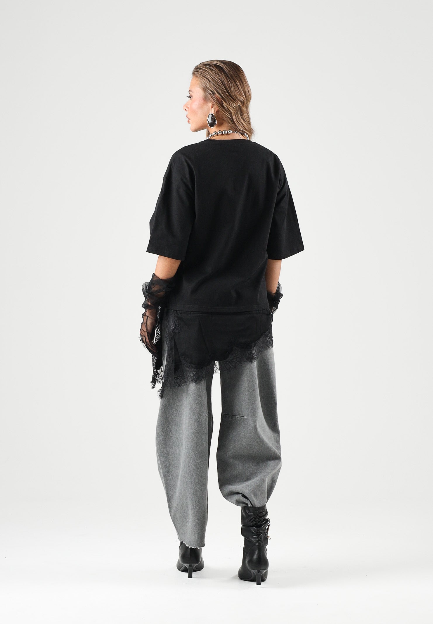 JDY T-shirt manica corta nera per donna con fondo asimmetrico rifinito con inserto in pizzo trasparente 15384230 BL JDY 