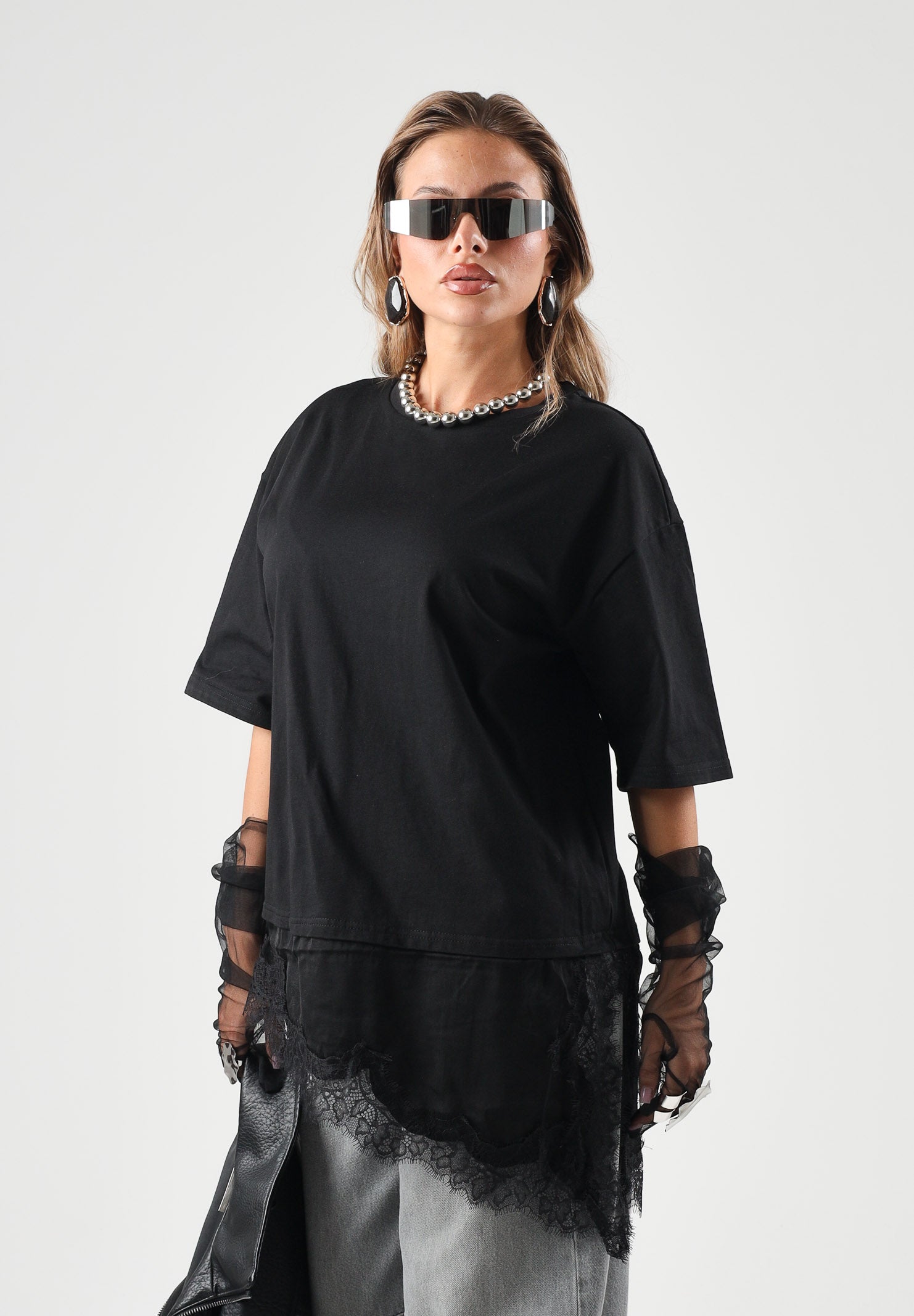 JDY T-shirt manica corta nera per donna con fondo asimmetrico rifinito con inserto in pizzo trasparente 15384230 BL JDY 