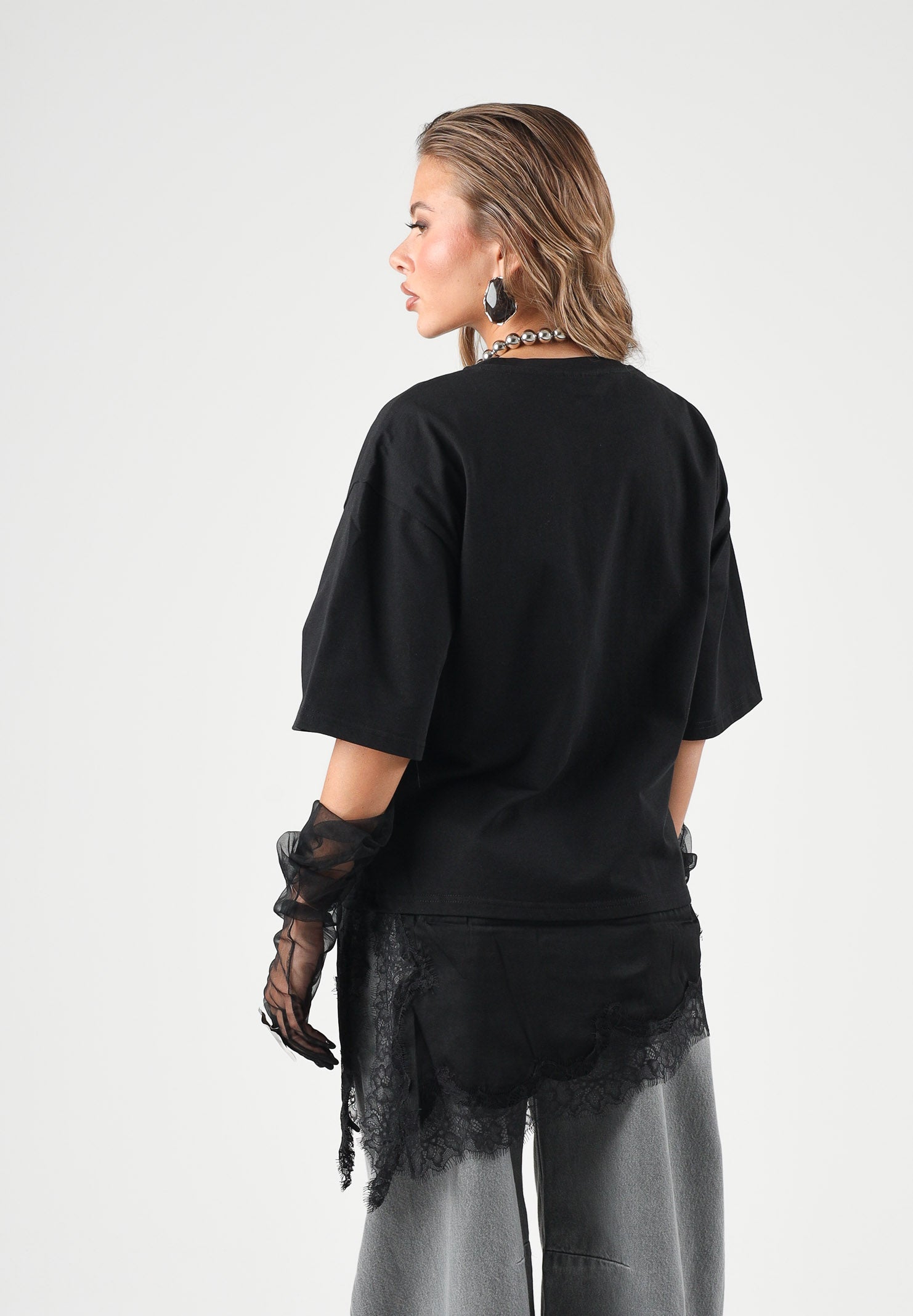 JDY T-shirt manica corta nera per donna con fondo asimmetrico rifinito con inserto in pizzo trasparente 15384230 BL JDY 