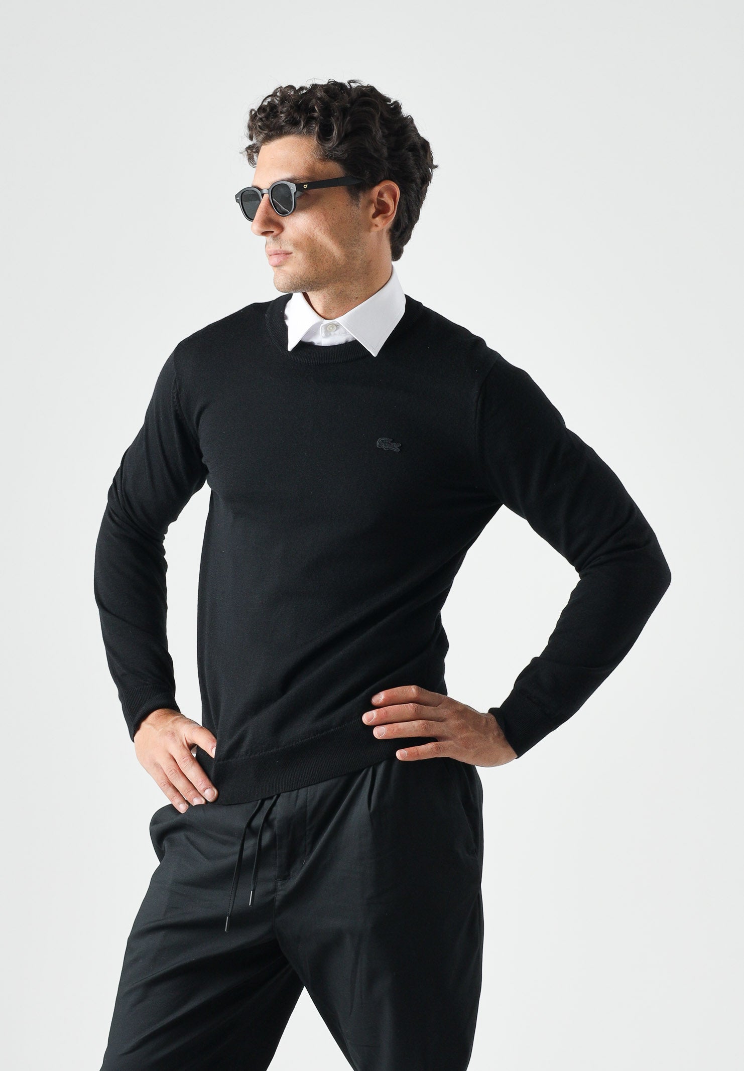 LACOSTE Maglione girocollo in lana merino color nero da uomo con coccodrillo ricamato tono su tono AH1969 031 LACOSTE 