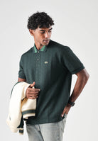 LACOSTE Polo manica corta verde da uomo con colletto a contrasto a righe DH1417 SPU LACOSTE 