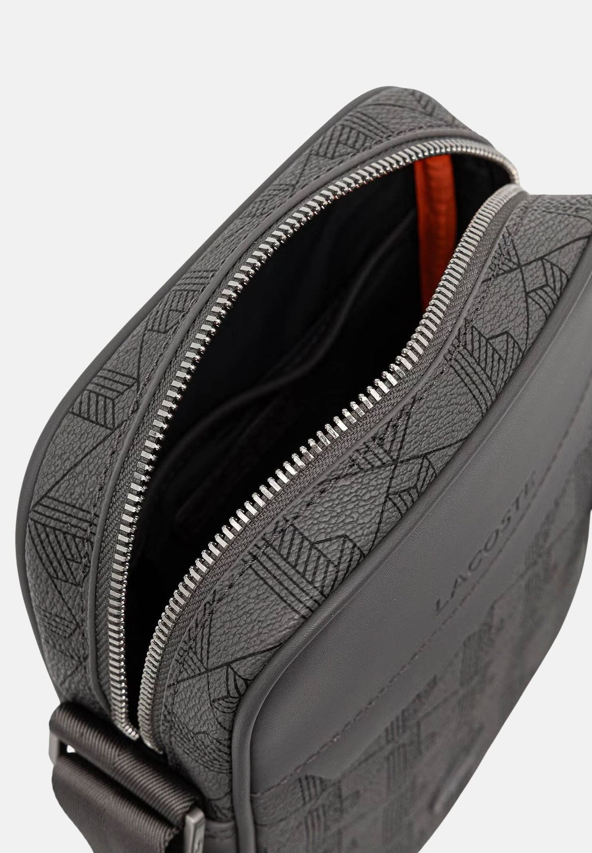 LACOSTE Borsa a tracolla THE BLEND Mono Gris Noir grigio e nero per uomo e donna, in canvas spalmato con monogramma e tracolla regolabile. NH4410 T77 LACOSTE 
