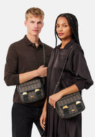 LACOSTE Borsa a tracolla THE BLEND  marrone per uomo e donna con stampa monogram, fibbie a scatto NU5423 T93 LACOSTE 