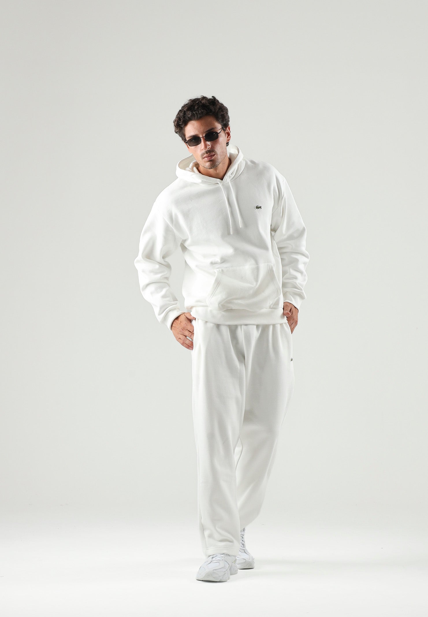 LACOSTE Felpa con cappuccio bianco crema per uomo e donna con cappuccio regolabile e coccodrillo ricamato sul petto.<BR/> SH8863 70V LACOSTE 
