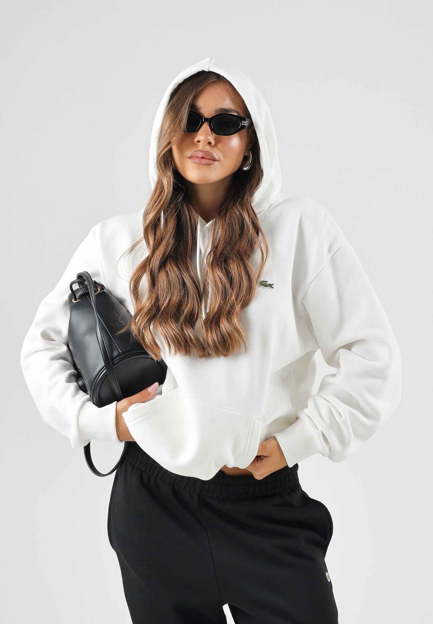 LACOSTE Felpa con cappuccio bianco crema per uomo e donna con cappuccio regolabile e coccodrillo ricamato sul petto.<BR/> SH8863 70V LACOSTE 